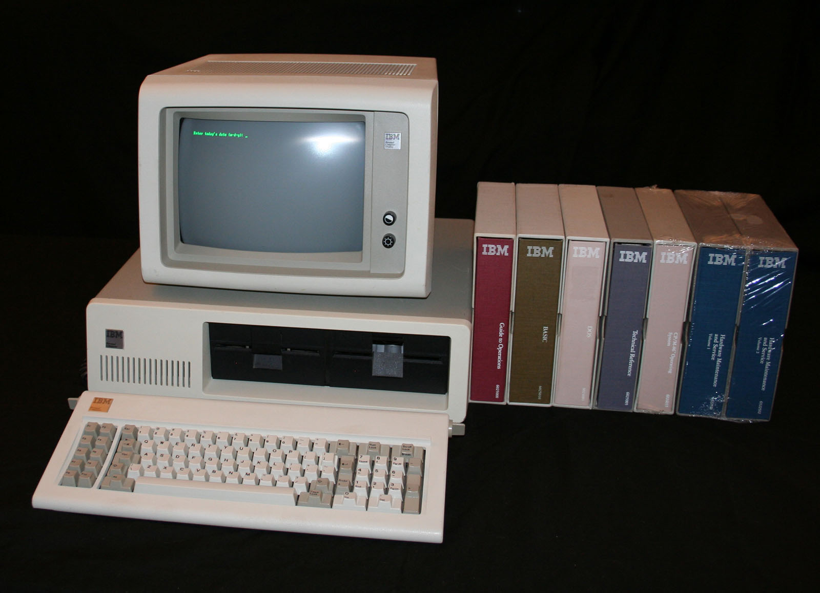Ibm sans. Компьютер IBM 1983. IBM PC 4 поколение. IBM 200 компьютер. IBM Computer 1990.